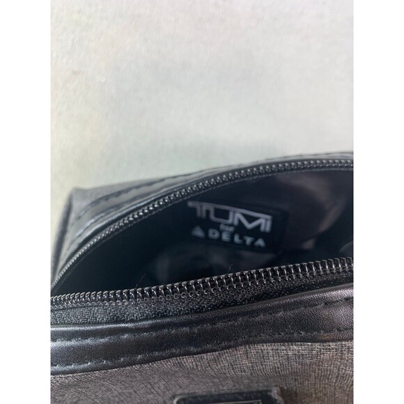 2015 TUMI Delta Amenity Kit bag zip up - Picture 7 of 8